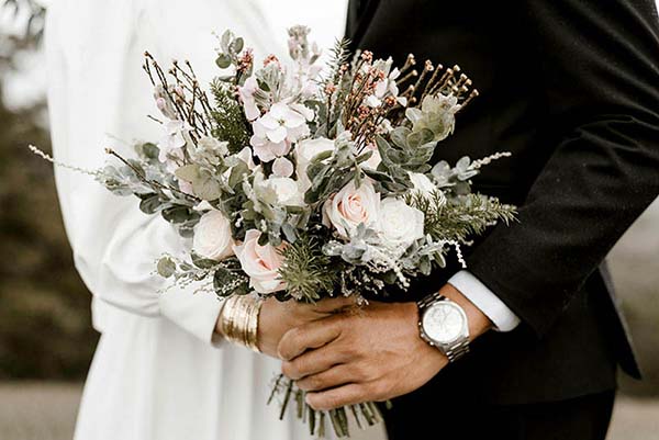 wedding photos Sydney with couple holding the brides flowers