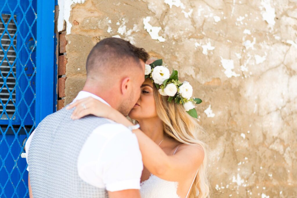 wedding photographer sydney couple kissing